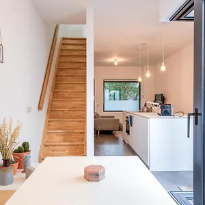 Stylishly Furnished Private In A Vibrant Area Appartement